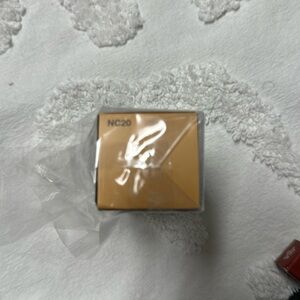 M.A.C foundation NC 20